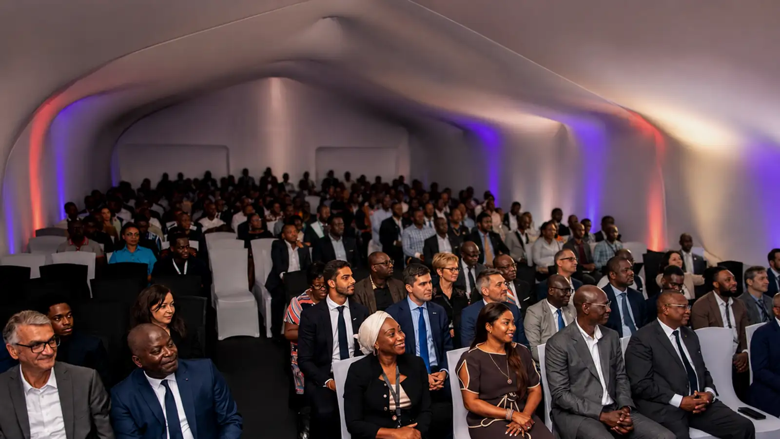 Salle de conférence pleine lors de l'AITEK Innovation Summit, participants institutionnels et dirigeants assis face à la scène
